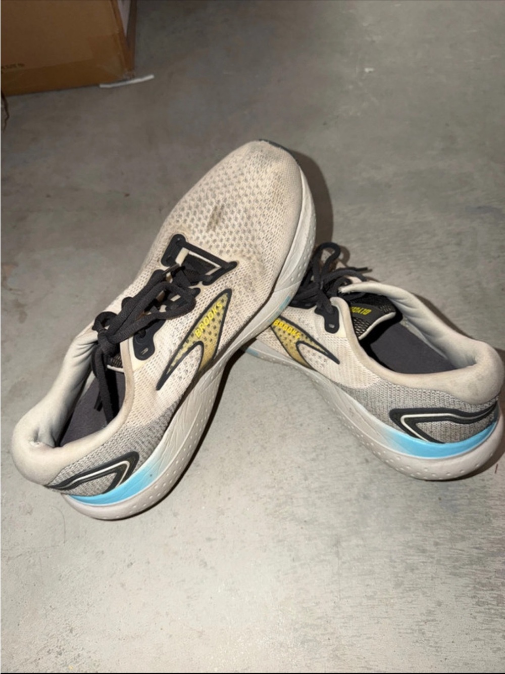Brooks Men's Neutral Running Shoes in Off-White with Yellow & Light Blue Accents